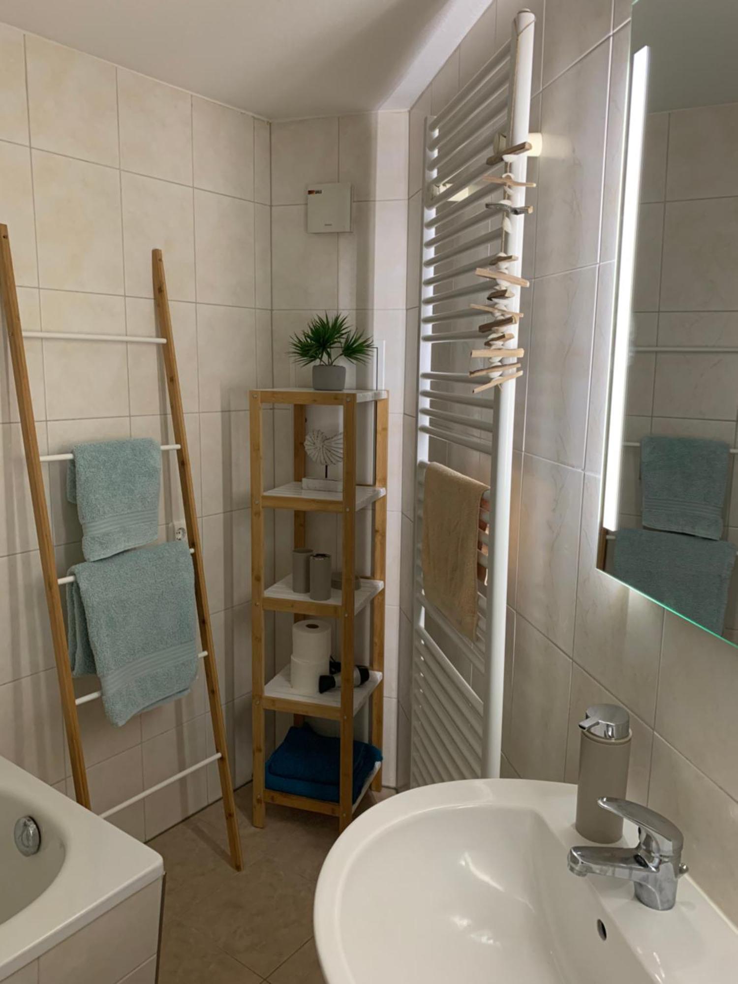 City-Apartment Mit Parkplatz & Fahrradraum! Nur 300M Zum Stadthafen Schwerin  Eksteriør billede